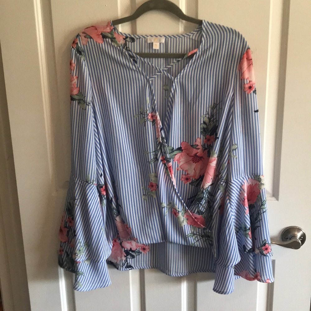 Besutiful blouse
Selling as is as this was purchased from another posher.